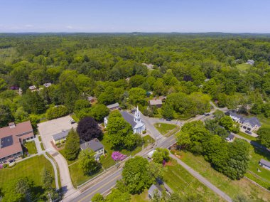Güney Hamilton ve Birinci Cemaat Kilisesi dahil olmak üzere kırsal manzara manzarası Hamilton, Massachusetts MA, ABD 'de 624 Bay Road kasabasında. 