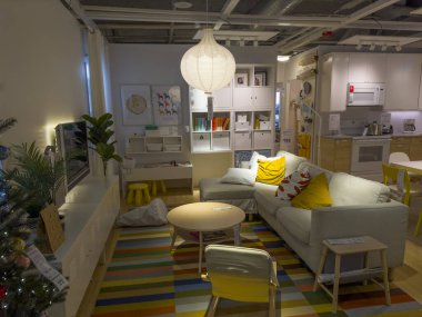 Stoughton, Massachusetts MA, ABD 'deki Ikea mağazasında modern mobilyaları olan bir galeri.. 
