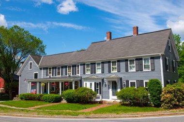 Tarihsel sömürge tarzı bina Main Caddesi 'nde yazın Town Common' da tarihi şehir merkezi Dunstable, Massachusetts MA 'da.. 