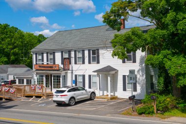 Yaz mevsiminde Dunstable, Massachusetts MA 'nın tarihi şehir merkezinde Town Common' da ana caddedeki Farmhouse Cafe, ABD. 