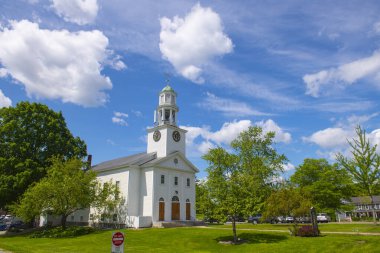 Dunstable Evangelical Cemaati Ana Cadde 'de yaz mevsiminde Dunstable, Massachusetts MA, ABD' nin tarihi şehir merkezinde.. 