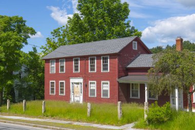 Tarihsel sömürge tarzı bina Main Caddesi 'nde yazın Town Common' da tarihi şehir merkezi Dunstable, Massachusetts MA 'da.. 