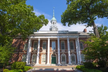 Weston Town Hall, Lanson Park 'ta yaz mevsiminde Weston, Massachusetts MA' nın tarihi şehir merkezinde..  