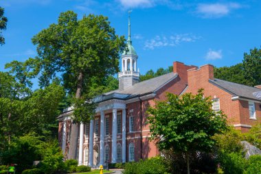 Weston Town Hall, Lanson Park 'ta yaz mevsiminde Weston, Massachusetts MA' nın tarihi şehir merkezinde..  