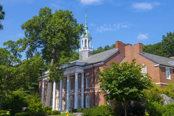 Weston Town Hall, Lanson Park 'ta yaz mevsiminde Weston, Massachusetts MA' nın tarihi şehir merkezinde..  