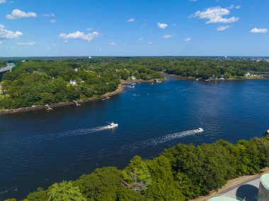 Portsmouth, New Hampshire NH ve Kittery 'i bölen Piscataqua Nehri hava görüntüsü, Maine ME, ABD. 