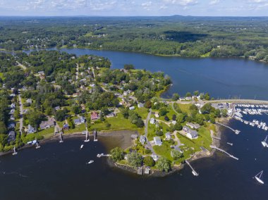 Yazın Piscataqua Nehri 'ndeki Great Cove' un arka planında Spinney Creek, Güney Eliot, Maine ME, ABD. 