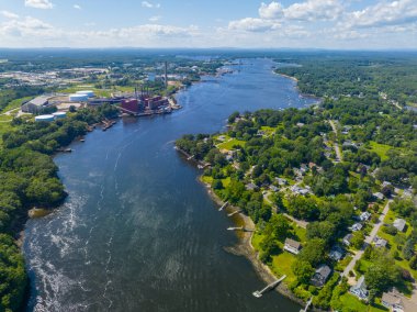 Portsmouth 'u bölen Piscataqua Nehri hava görüntüsü, solda New Hampshire NH ve sağda Eliot, Maine ME, ABD. 