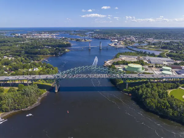 Piscataqua Nehri Köprüsü hava görüntüsü Piscataqua Nehri üzerinden 95 numaralı otoban Portsmouth, New Hampshire 'ı Kittery, Maine, ABD' ye bağlıyor.. 
