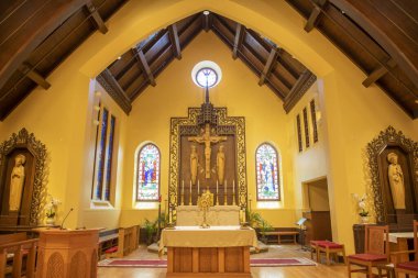 St. Julia Katolik Kilisesi sunağı Weston, Massachusetts MA 'nın tarihi şehir merkezinde 374 Boston Post Road, ABD. 