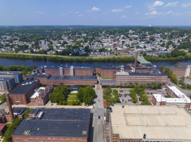 Lowell, Massachusetts MA, ABD 'deki tarihi şehir merkezindeki Lowell Ulusal Tarih Parkı' ndaki Merrimack Nehri üzerindeki Boott Mills hava görüntüsü. 