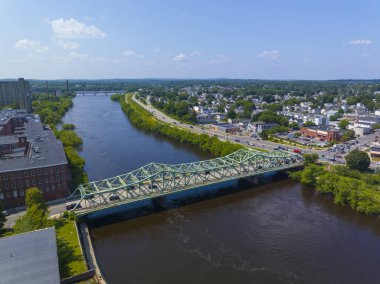 John E. Cox Memorial Köprüsü Merrimack Nehri üzerindeki hava manzarası Lowell Ulusal Tarih Parkı tarihi şehir merkezi Lowell, Massachusetts MA, ABD. 