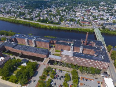 Lowell, Massachusetts MA, ABD 'deki tarihi şehir merkezindeki Lowell Ulusal Tarih Parkı' ndaki Merrimack Nehri üzerindeki Boott Mills hava görüntüsü. 