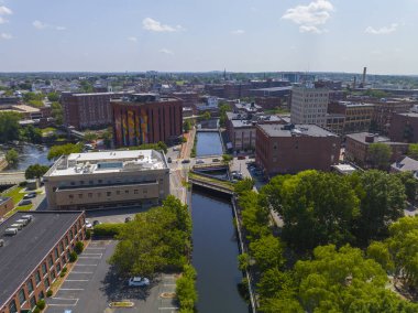 Middlesex Community College havadan görüntüsü Doğu Kanalı 'ndaki Kearney Meydanı' nda ve Concord Nehri 'ndeki tarihi şehir merkezi Lowell, Massachusetts MA' da Merrimack Nehri 'ne kadar.. 