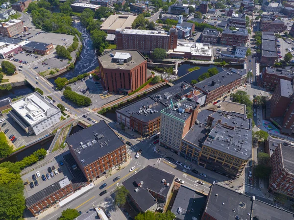 Middlesex Community College havadan görüntüsü Doğu Kanalı 'ndaki Kearney Meydanı' nda ve Concord Nehri 'ndeki tarihi şehir merkezi Lowell, Massachusetts MA' da Merrimack Nehri 'ne kadar.. 