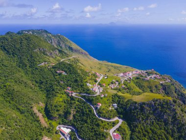 Fort Bay Limanı 'na giden yol, Hollanda' nın Saba kentindeki Bottom tarihi kasaba merkezi hava manzaralı.. 