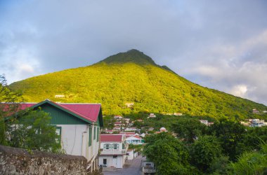 Rüzgâr Tarafı Tarihi Şehir Merkezi sabah Saba, Karayip Hollanda 'da arka planda Mount Scenery. Manzara Dağı bugün hala hareketsiz olan bir volkan.. 