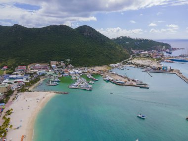 Philipsburg tarihi şehir merkezi hava manzarası Cruise Pier 'i ve Great Bay, Philipsburg, Sint Maarten, Hollanda Karayipleri' ndeki Broadwalk plajını içeriyor.. 