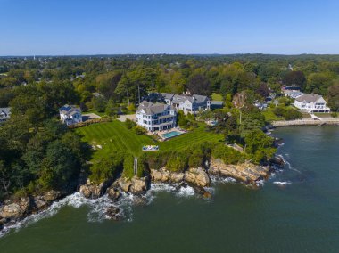 Beverly, Massachusetts MA, ABD 'de sonbaharda Beverly Cove' daki Patch Beach hava manzaralı hastanedeki tarihi konak. 