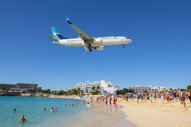 Westjet Havayolları Boeing 737 Prenses Juliana Uluslararası Havalimanı SXM Sint Maarten, Hollanda Karayipleri 'ne inmeden önce Maho Plajı üzerinde uçuyordu.. 