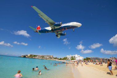 JetBlue Airways Airbus 320 Prenses Juliana Uluslararası Havalimanı SXM Sint Maarten, Hollanda Karayipler 'e inmeden önce Maho Plajı üzerinde uçuyor.. 