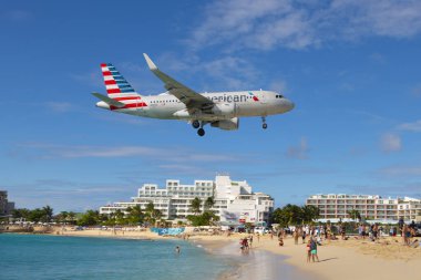 American Airlines Airbus 320 Prenses Juliana Uluslararası Havalimanı SXM 'ye inmeden önce Maho Plajı üzerinde uçuyor.. 
