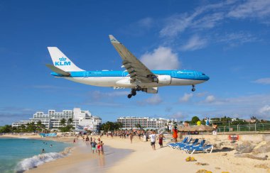 KLM Airbus 330, Prenses Juliana Uluslararası Havalimanı SXM 'ye inmeden önce Maho Plajı üzerinde uçuyordu.. 