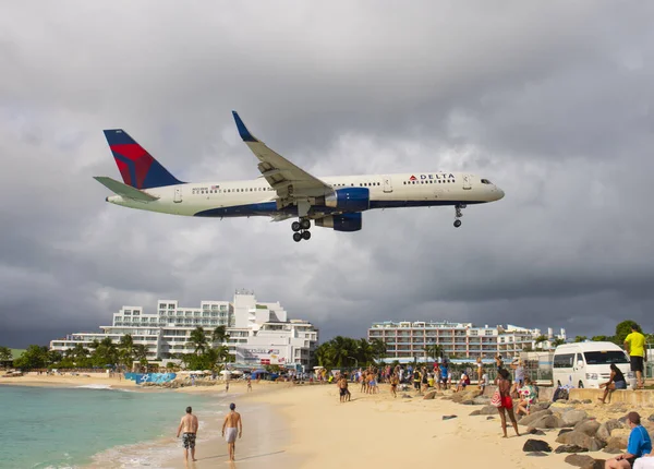 Delta Air Lines Boeing 757 Flyger Över Maho Beach Innan — Stockfoto