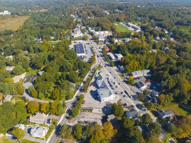 Westwood tarihi şehir merkezi havadan görüntüsü High Street 'te sonbaharda Westwood, Massachusetts MA, ABD. 