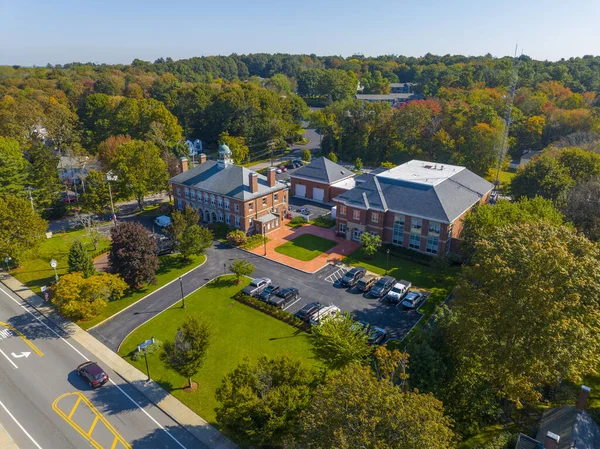 Westwood Belediye Binası ve Polis Departmanı Westwood, Massachusetts MA 'nın tarihi şehir merkezinde High Street' te hava görüntüsü. 