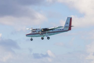 Winair (Windward Adaları Havayolları) DHC-6 Prenses Juliana Uluslararası Havalimanı SXM 'ye inmeden önce Maho Plajı üzerinde uçuyordu.. 
