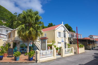 Hollanda 'nın Saba kentindeki tarihi şehir merkezinde, ana caddedeki tarihi ticari bina.. 