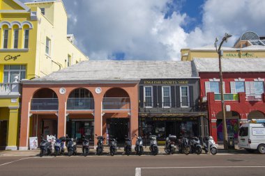 Bermuda 'daki Hamilton şehir merkezindeki Front Street tarihi ticari binalar. Hamilton Bermuda 'nın başkentidir.. 