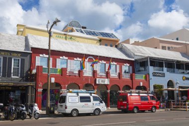 Bermuda 'daki Hamilton şehir merkezindeki Front Street tarihi ticari binalar. Hamilton Bermuda 'nın başkentidir.. 