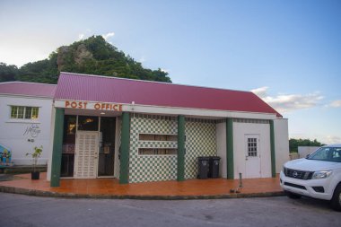 Hollanda 'nın Saba kentindeki Windwardside tarihi kent merkezindeki postane. 