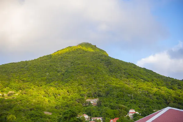 Rüzgâr Tarafı Tarihi Şehir Merkezi sabah Saba, Karayip Hollanda 'da arka planda Mount Scenery. Manzara Dağı bugün hala hareketsiz olan bir volkan.. 