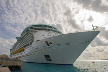 Royal Caribbean lüks yolcu gemisi Liberty of the Seas Sandy Parish, Bermuda 'daki Kraliyet Donanma Tersanesine yanaştı.. 