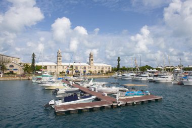 Marina, Bermuda 'daki Sandy Parish' in arka planında Store House Clock Tower olan eski Kraliyet Donanma Tersanesi 'nde.. 