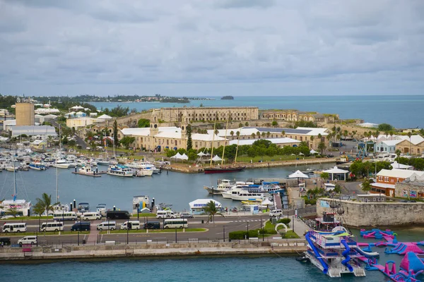 Marina, Bermuda 'daki Sandy Parish' in arka planında Store House Clock Tower olan eski Kraliyet Donanma Tersanesi 'nde.. 