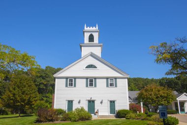 Westwood, Massachusetts MA 'nın tarihi şehir merkezindeki 808 High Caddesi' ndeki ilk Baptist Kilisesi.. 