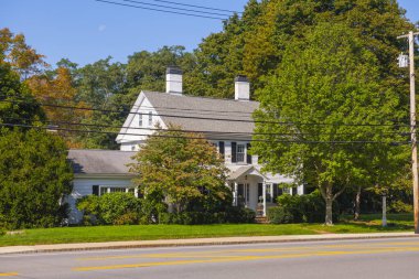 Westwood, Massachusetts MA 'nın tarihi şehir merkezindeki 823 High Street' teki tarihi sömürge tarzı bina.. 