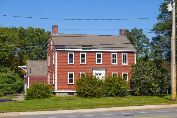 Tarihi koloni tarzı bina Westwood, Massachusetts MA 'nın tarihi şehir merkezinde 909 High Street' te.. 