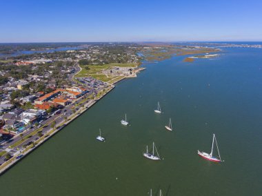 Matanzas Körfezi kıyı manzaralı arka planda St. Augustine silueti olan St. Augustine şehri, Florida FL, ABD.