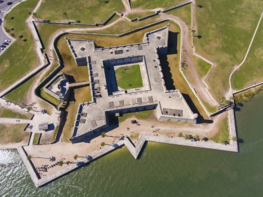 Castillo de San Marcos hava manzaralı St. Augustine, Florida FL, ABD. Bu kale, Birleşik Devletler 'in en eski ve en büyük taş kalesidir ve şimdi ABD Ulusal Anıtı' dır..