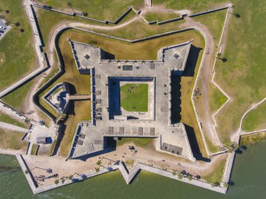 Castillo de San Marcos hava manzaralı St. Augustine, Florida FL, ABD. Bu kale, Birleşik Devletler 'in en eski ve en büyük taş kalesidir ve şimdi ABD Ulusal Anıtı' dır..