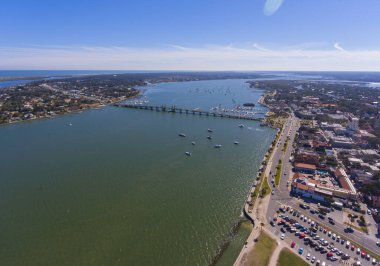 St. Augustine, Florida FL, ABD yakınlarındaki Matanzas Nehri üzerinde İspanyol tarzı Lions Köprüsü hava manzaralı..