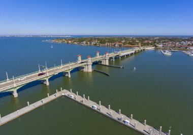 St. Augustine, Florida FL, ABD yakınlarındaki Matanzas Nehri üzerinde İspanyol tarzı Lions Köprüsü hava manzaralı..