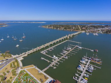 St. Augustine, Florida FL, ABD yakınlarındaki Matanzas Nehri üzerinde İspanyol tarzı Lions Köprüsü hava manzaralı..