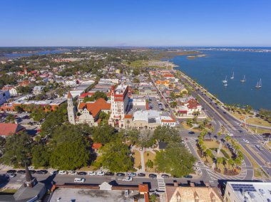 St. Augustine şehir merkezi hava manzarası Plaza de la Constitucion, St. Augustine Katedral Bazilikası ve Vali Evi, St. Augustine, Florida FL, ABD.