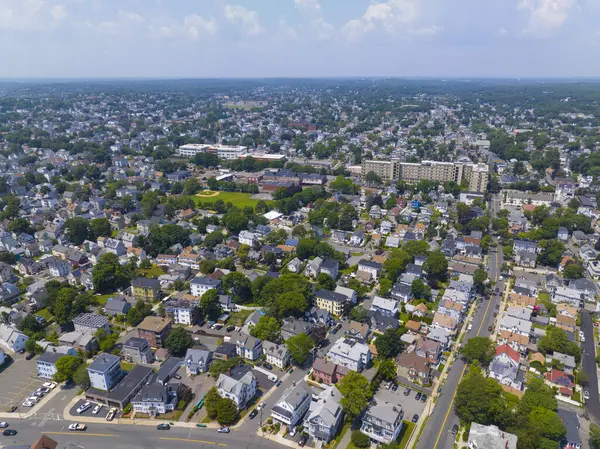 Lynn City yerleşim bölgesi havadan görüntüsü Lynn City 'deki King' s Beach ve Essex County, Massachusetts MA 'daki Swampscott kasabası yakınlarındaki Lynn Shore Drive' da.. 